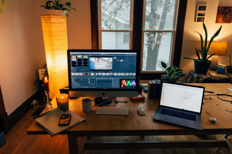 Moderner Arbeitsplatz mit Computer, Monitor und Büroausstattung – Anlagegüter im Überblick