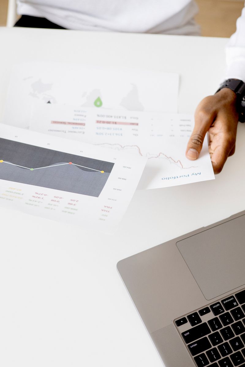 Finanzdaten und Banking-Übersicht auf dem Laptop – Zahlungsabgleich und Kontoübersicht