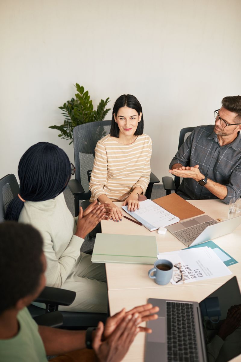 Team bespricht Kundenbeziehungen und Kontaktdaten im modernen Büro
