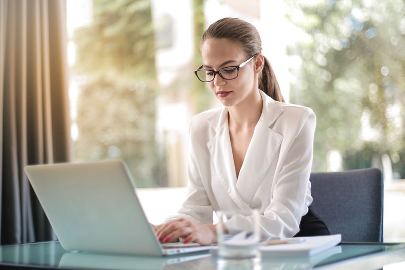Unternehmerin erstellt professionelle Rechnungen und Angebote am Laptop
