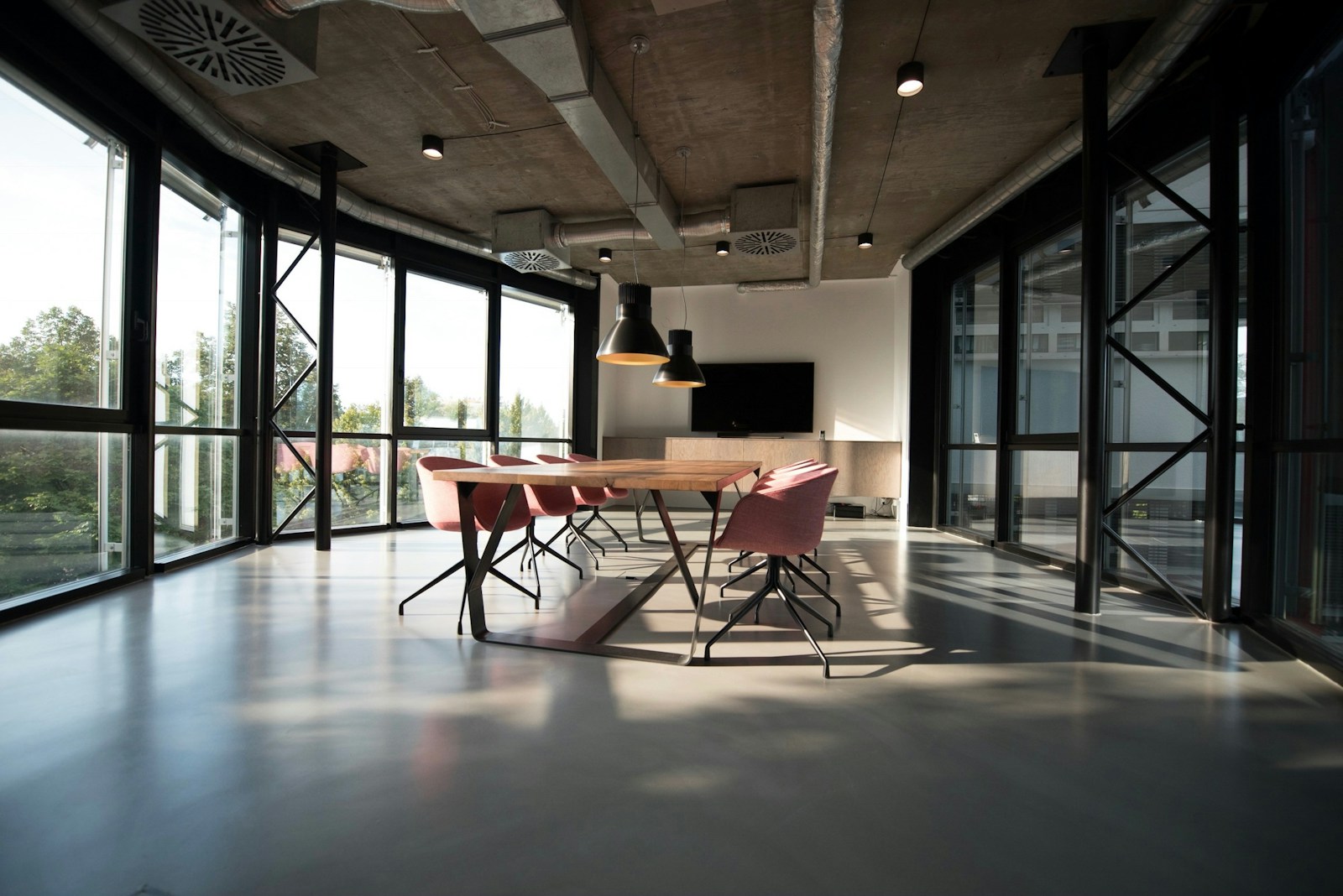 Helles, begrüntes Büro mit Platz für konzentriertes Arbeiten
